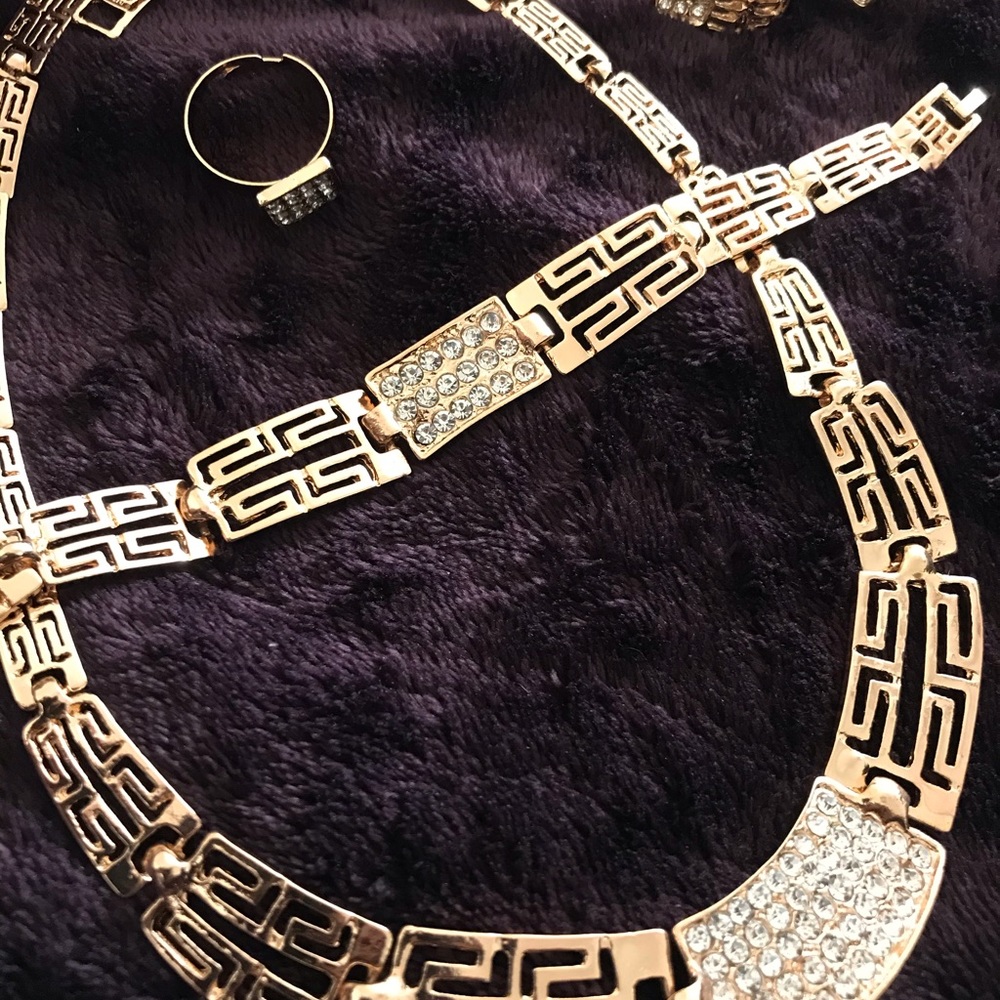 Costume jewelry set. $kiwih4 $30
